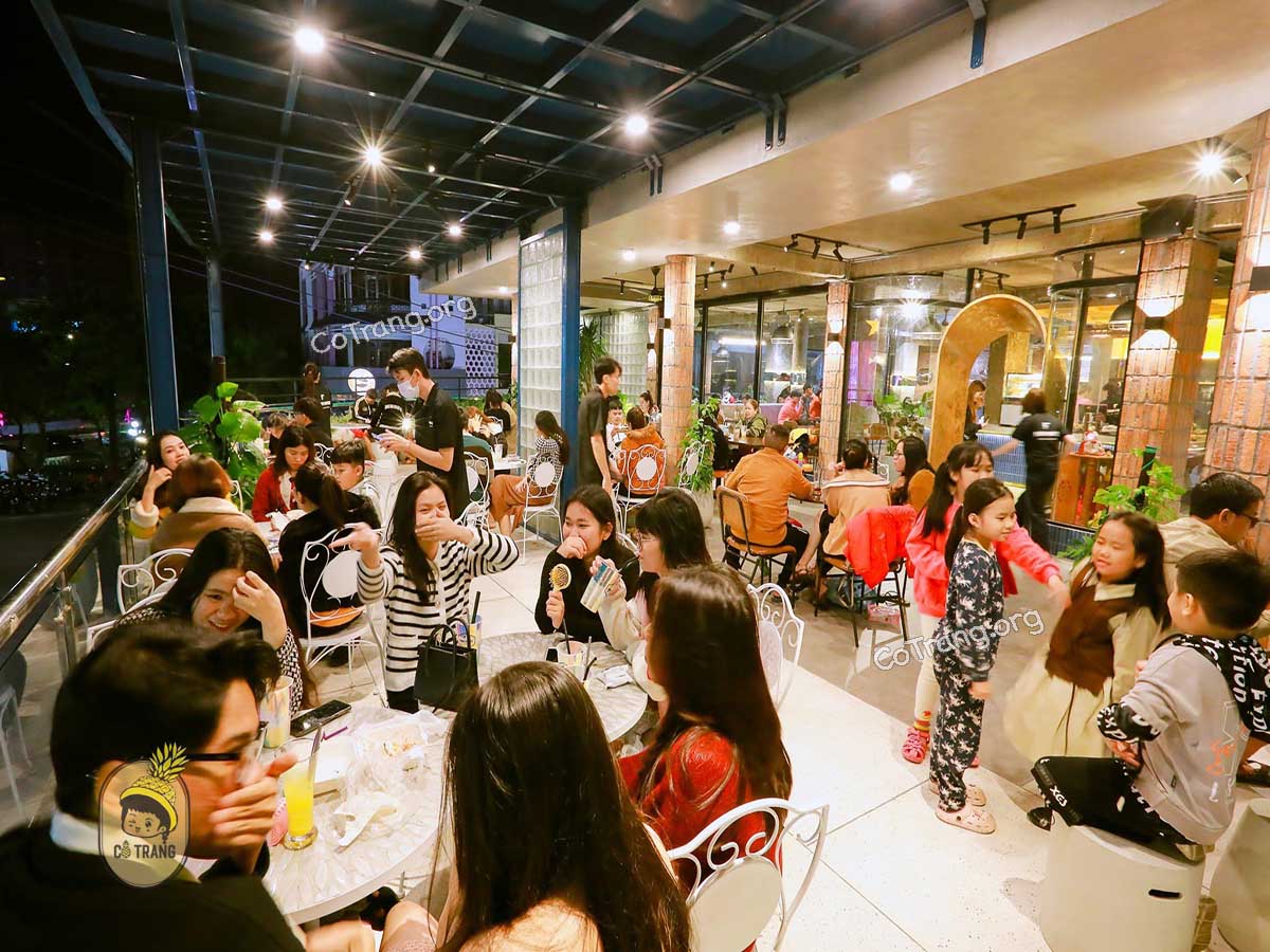 Funny Coffee Quy Nhơn - View Ngắm Quảng Trường Tuyệt Đẹp, Khách Cực Đông, Menu, Review