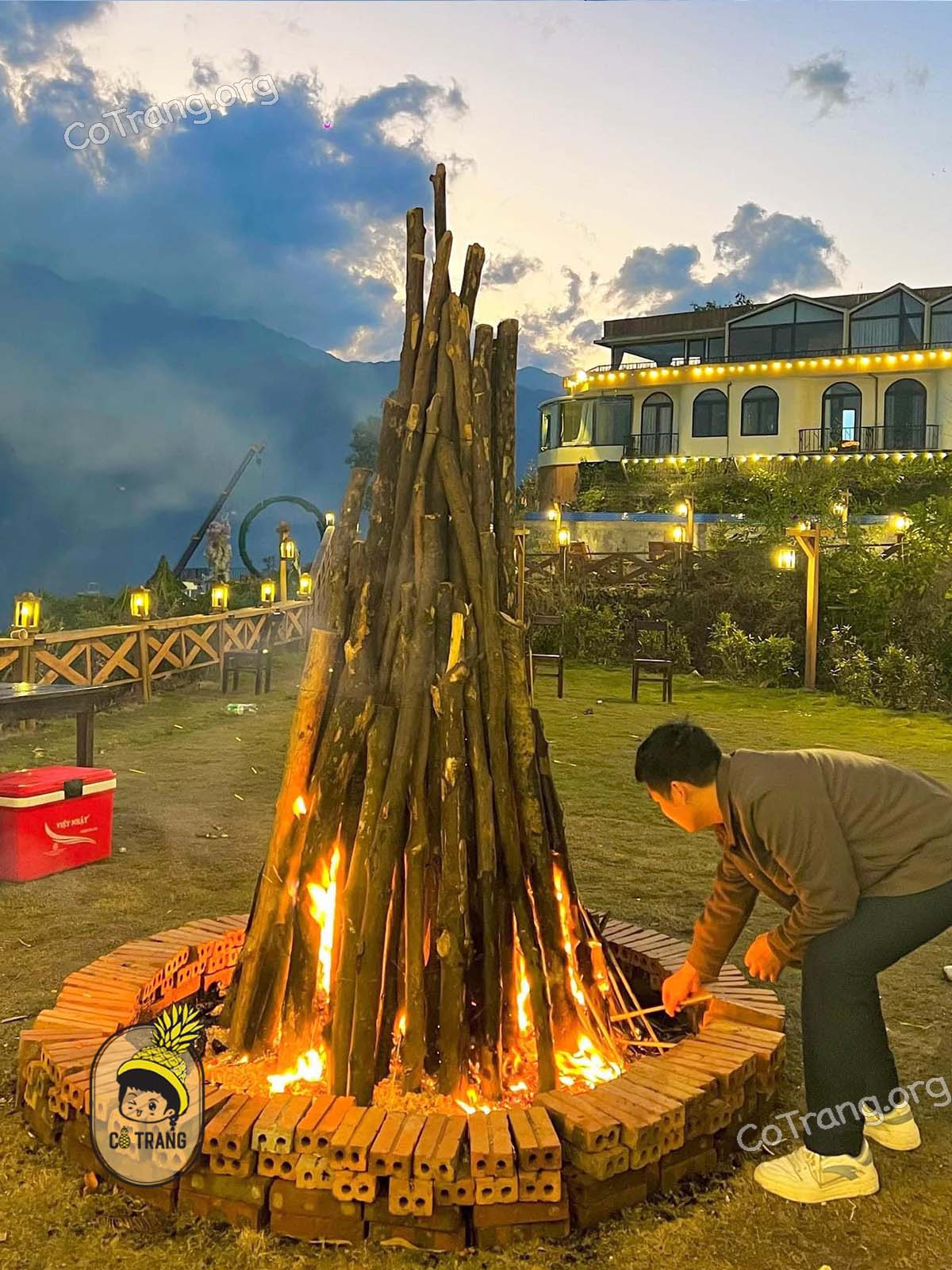 Không gian thực tế và đồ uống tại Tiệm Cà Phê Mây Ơi Sa Pa