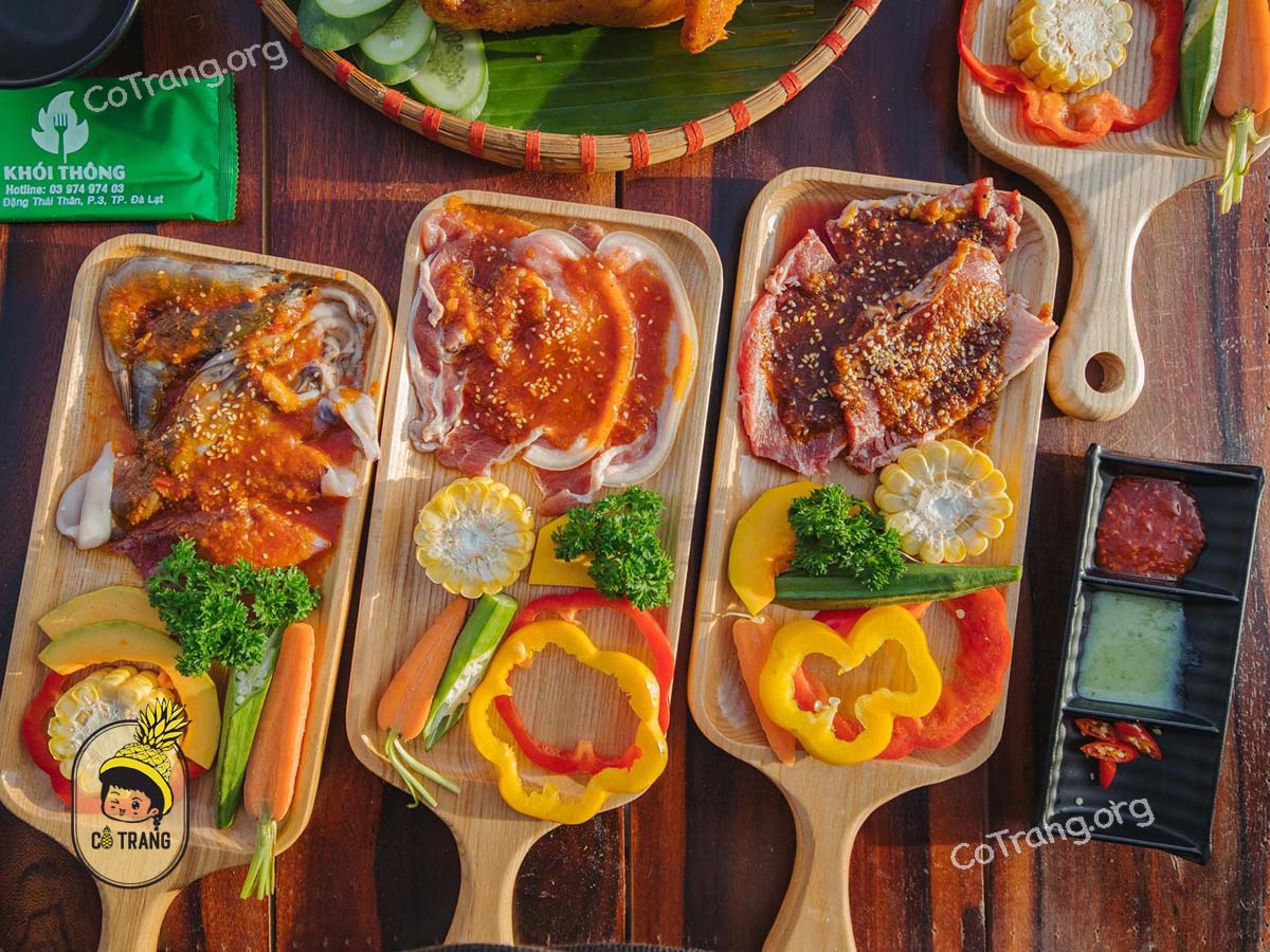 Menu và không gian thực tế tại Tiệm Nướng Khói Thông Đà Lạt