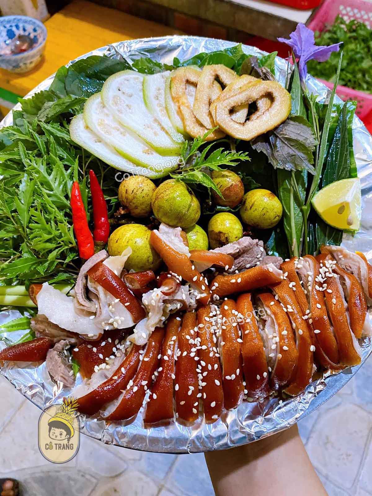 Món ăn tại Nhà Hàng Hoàng Châu - Đồng Hới