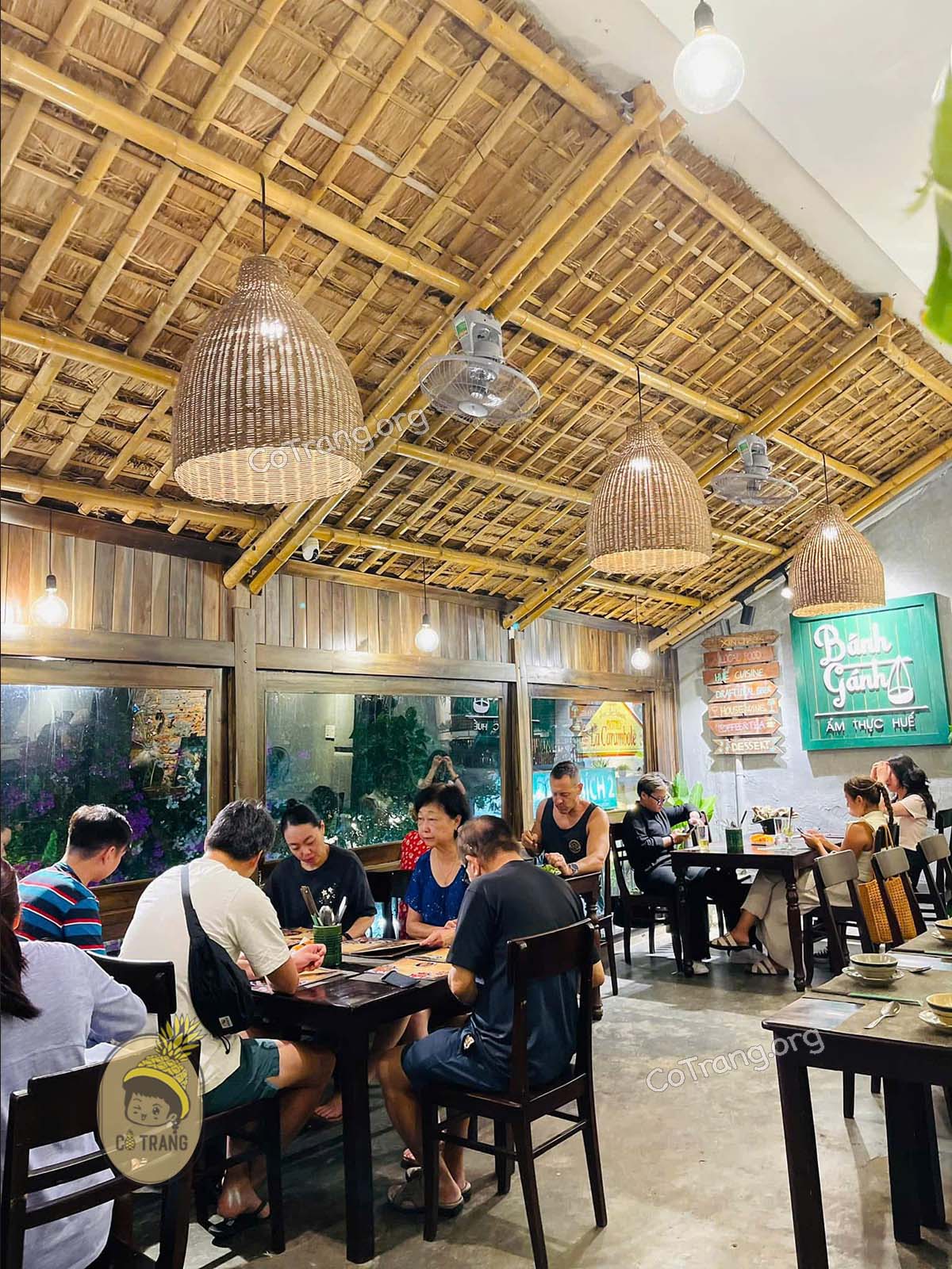 Không gian thực tế tại Nhà Hàng Bánh Gánh Huế