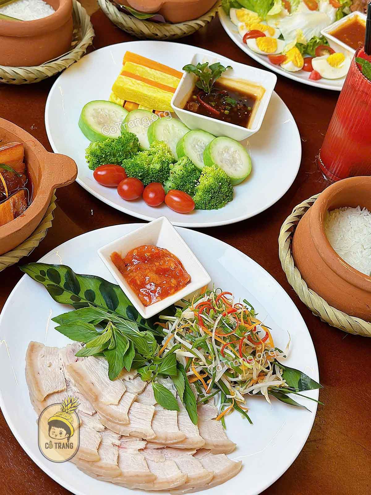Menu thức ăn tại Nhà Hàng Cơm Niêu Sen Huế