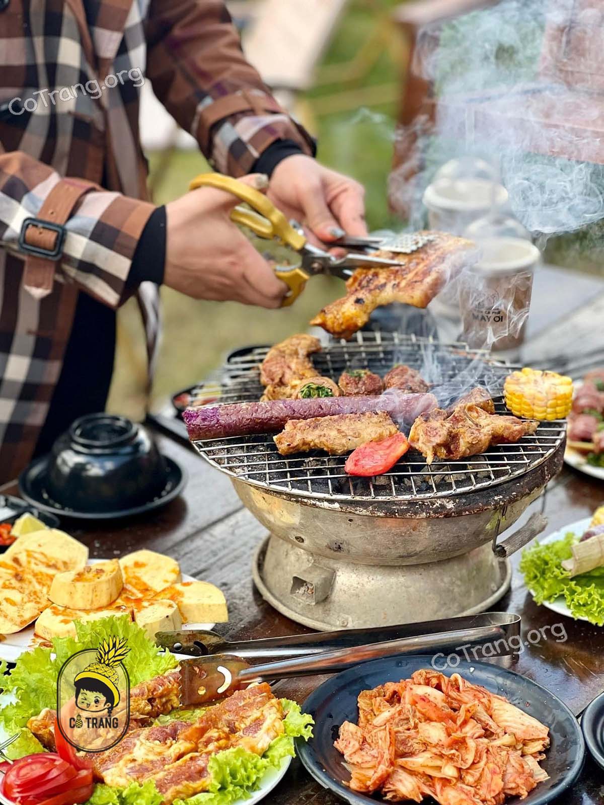 Không gian thực tế và đồ uống tại Tiệm Cà Phê Mây Ơi Sa Pa