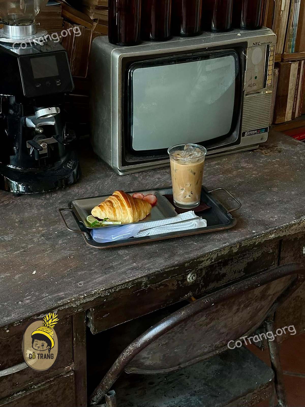 Góc checkin và đồ uống tại Nhâm Cafe Sài Gòn