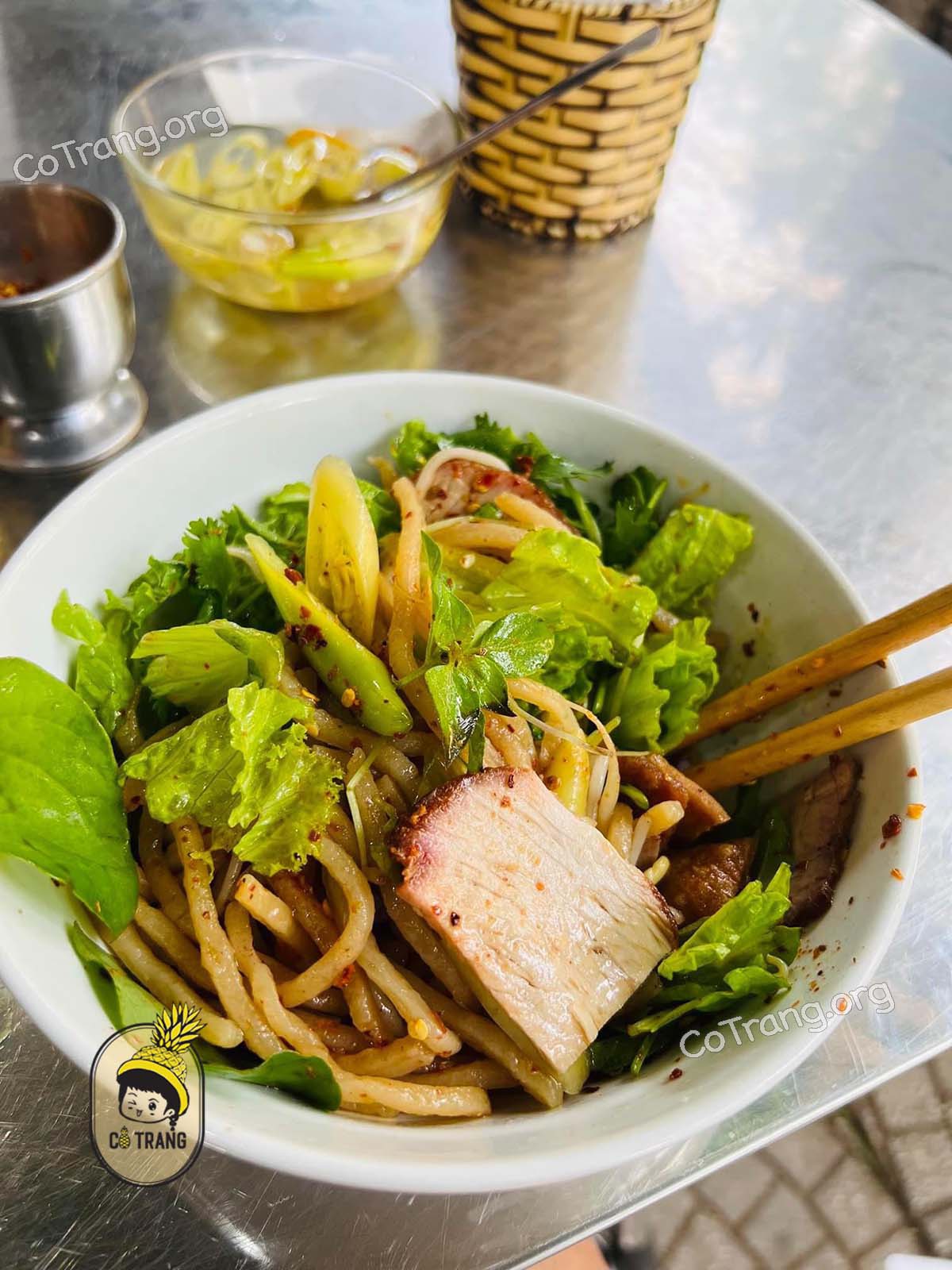 Không gian thực tế và thức ăn tại Cao Lầu Thanh