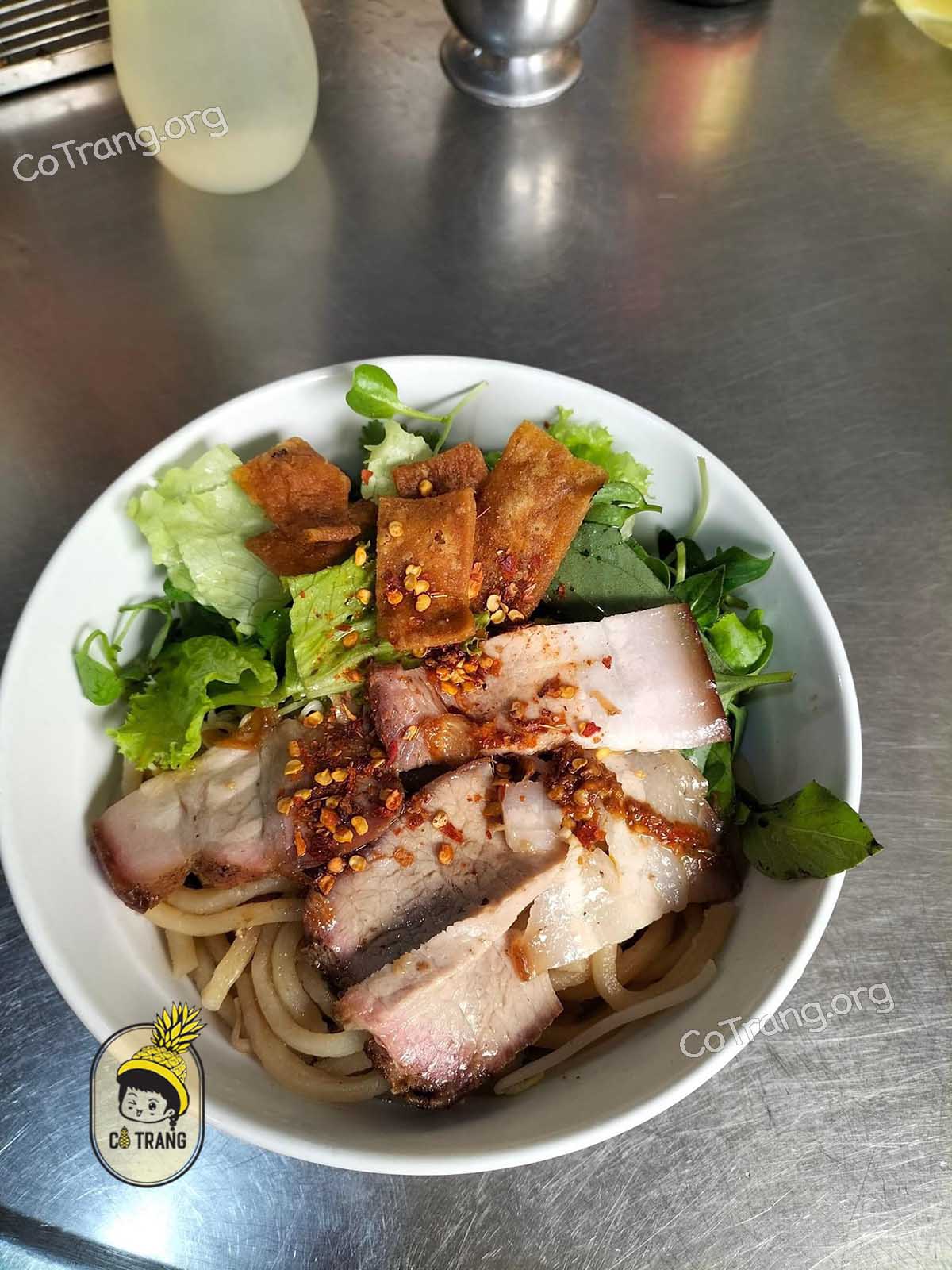 Không gian thực tế và thức ăn tại Cao Lầu Thanh