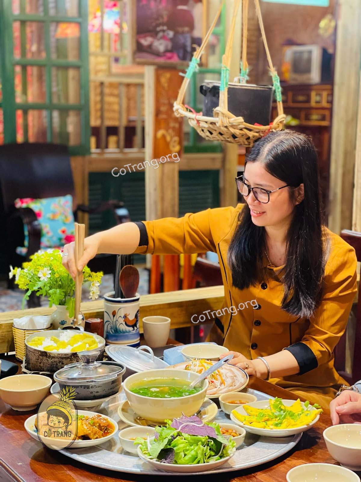 Menu thức ăn và không gian thực tế tại Cơm Bao Cấp Quảng Bình