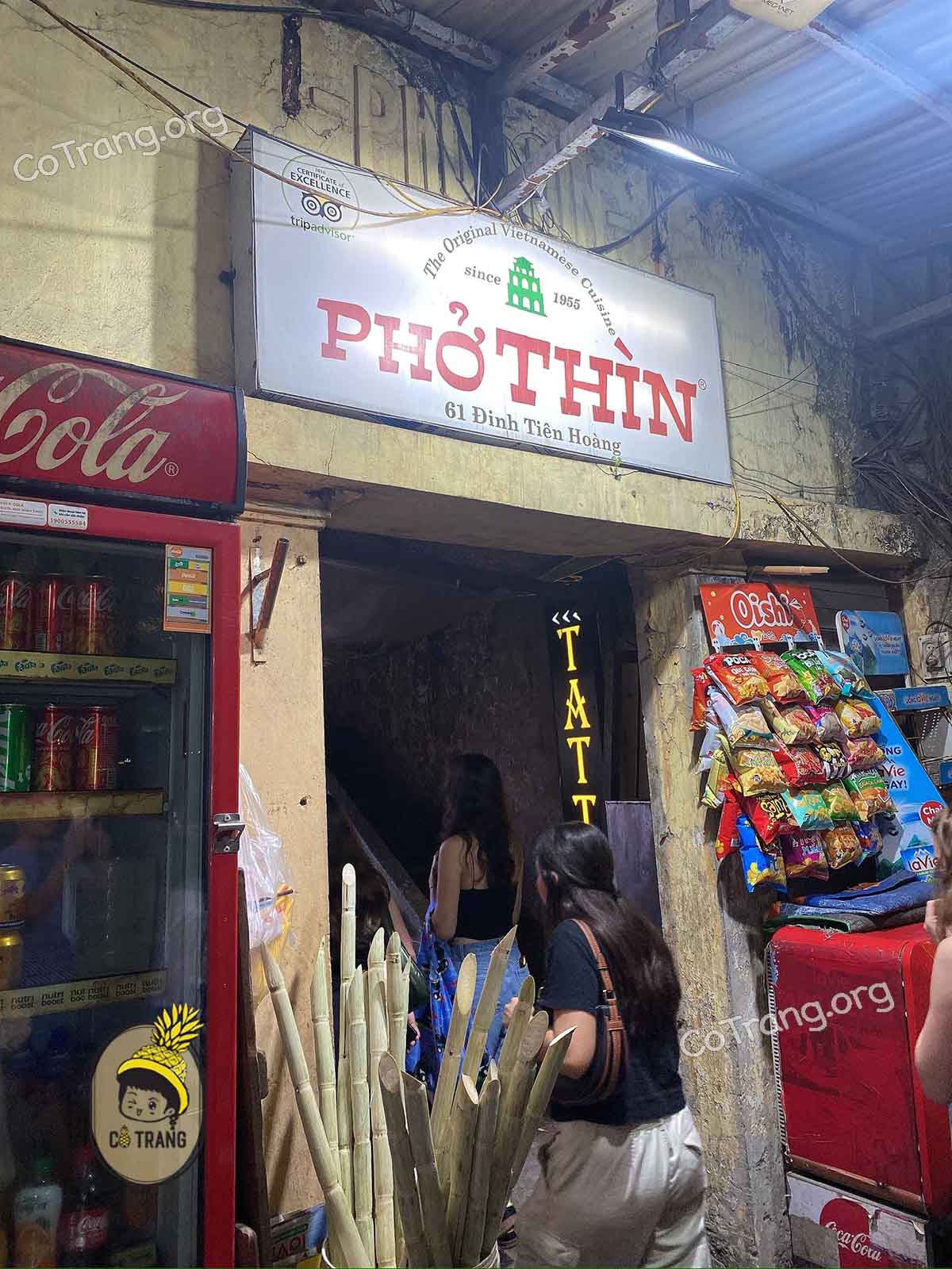 Không gian thưc tế và menu thức ăn tại Phở Thìn Bờ Hồ