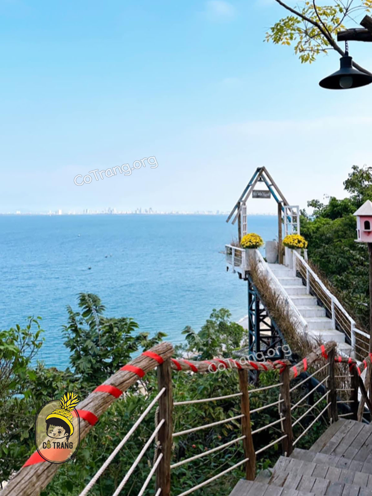 Menu thưc uống và không gian thực tế tại Hải Vân Xanh Glamping