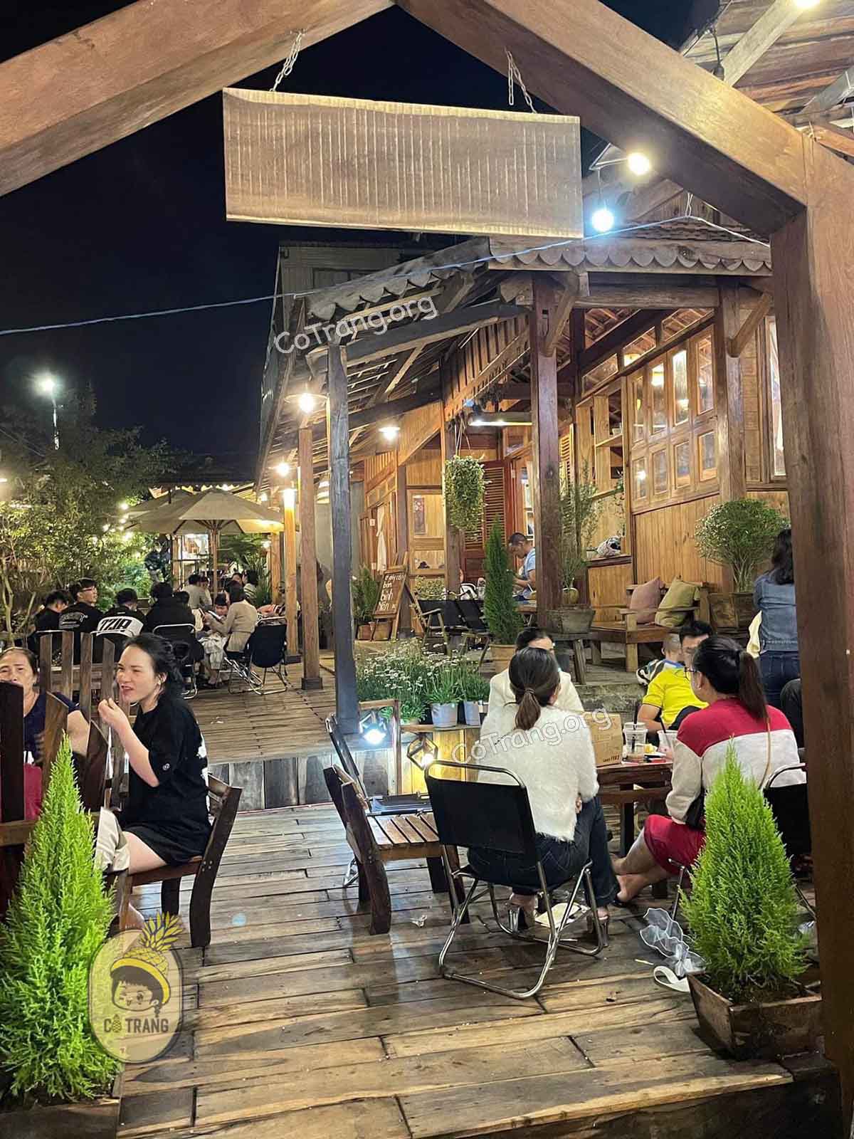 Không gian thực tế tại Tiệm Cafe Đợi Bên Dốc Gia Lai