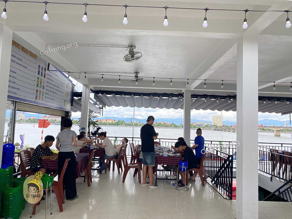 Không gian tại Nhà Hàng Mực Nhảy Đồng Hới