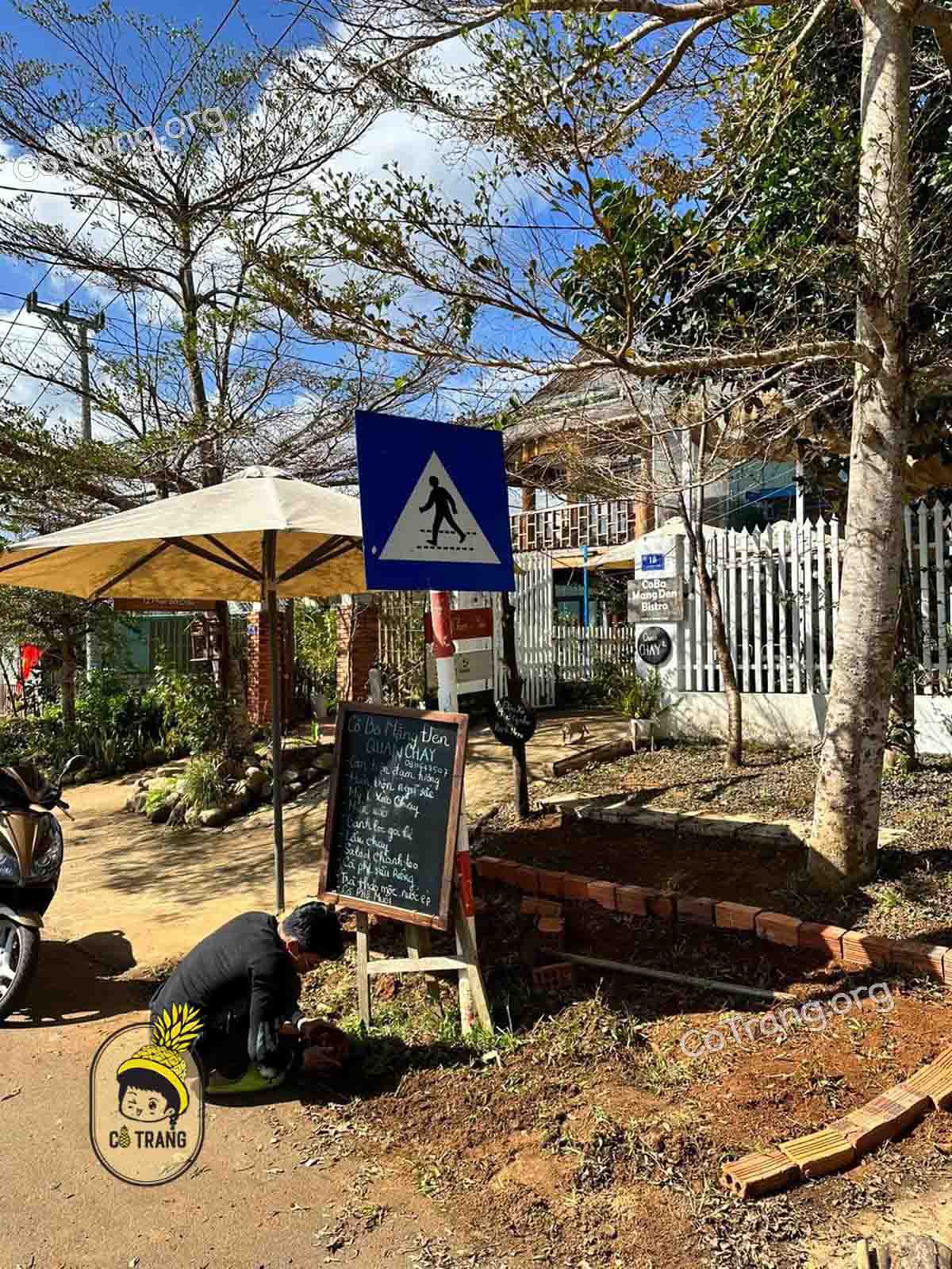 Không gian thực tế tại Quán Chay Cô Ba Măng Đen