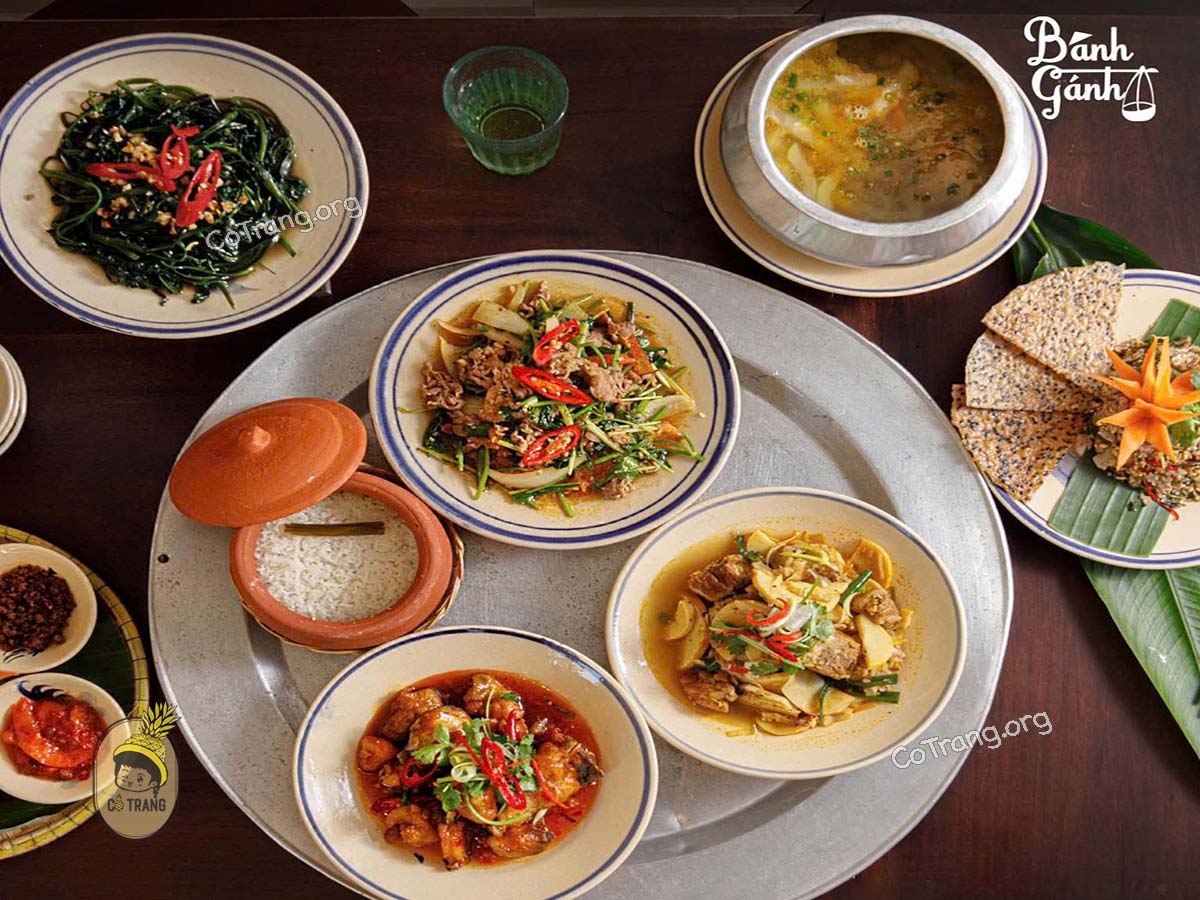 Menu thức ăn tại Nhà Hàng Bánh Gánh Huế