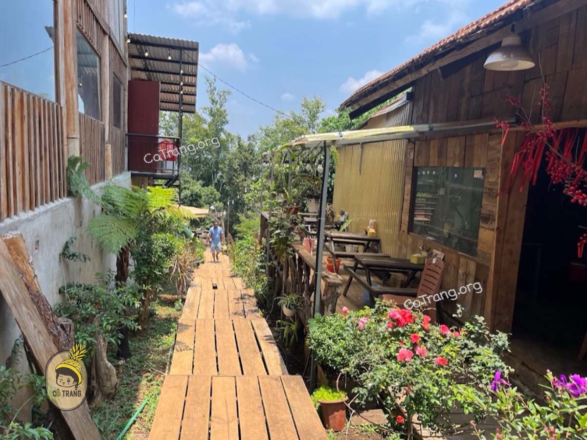 Không gian thực tế tại Bếp Bà Hana Măng Đen