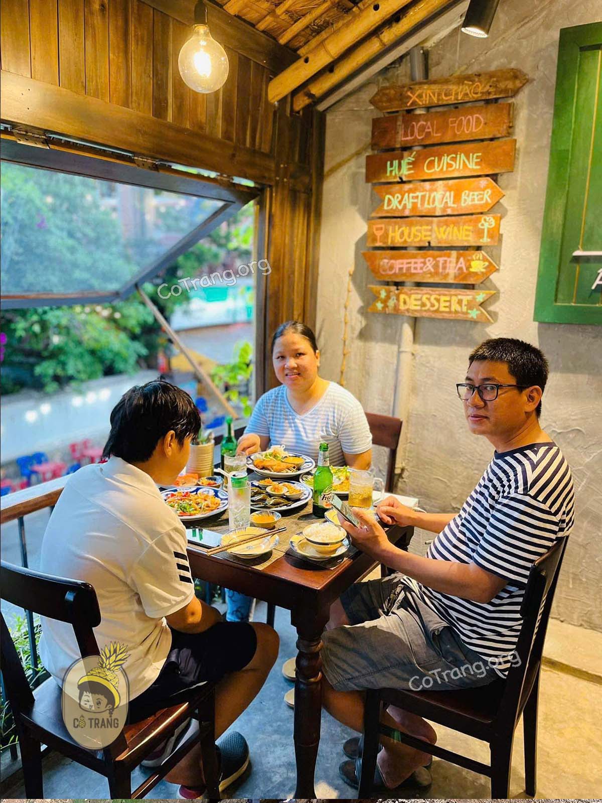 Không gian thực tế tại Nhà Hàng Bánh Gánh Huế