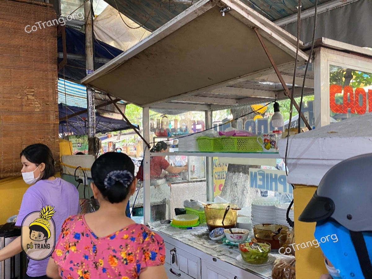 Không gian thực tế và thức ăn tại Cao Lầu Thanh