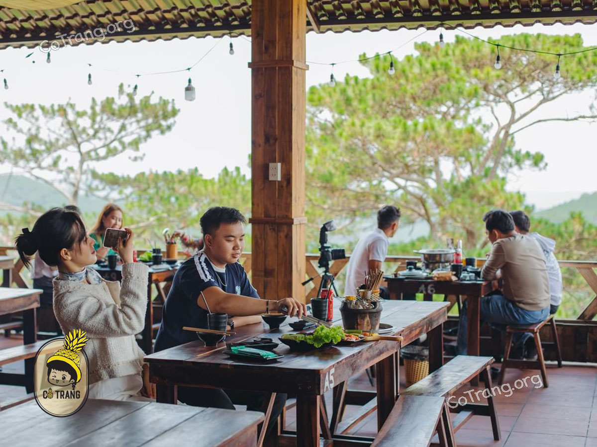 Menu và không gian thực tế tại Tiệm Nướng Khói Thông Đà Lạt