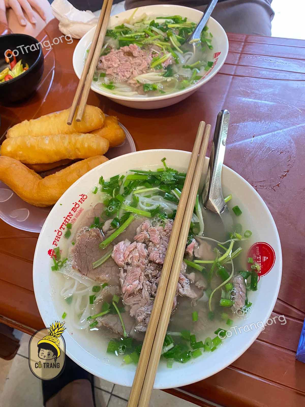 Không gian thưc tế và menu thức ăn tại Phở Thìn Bờ Hồ