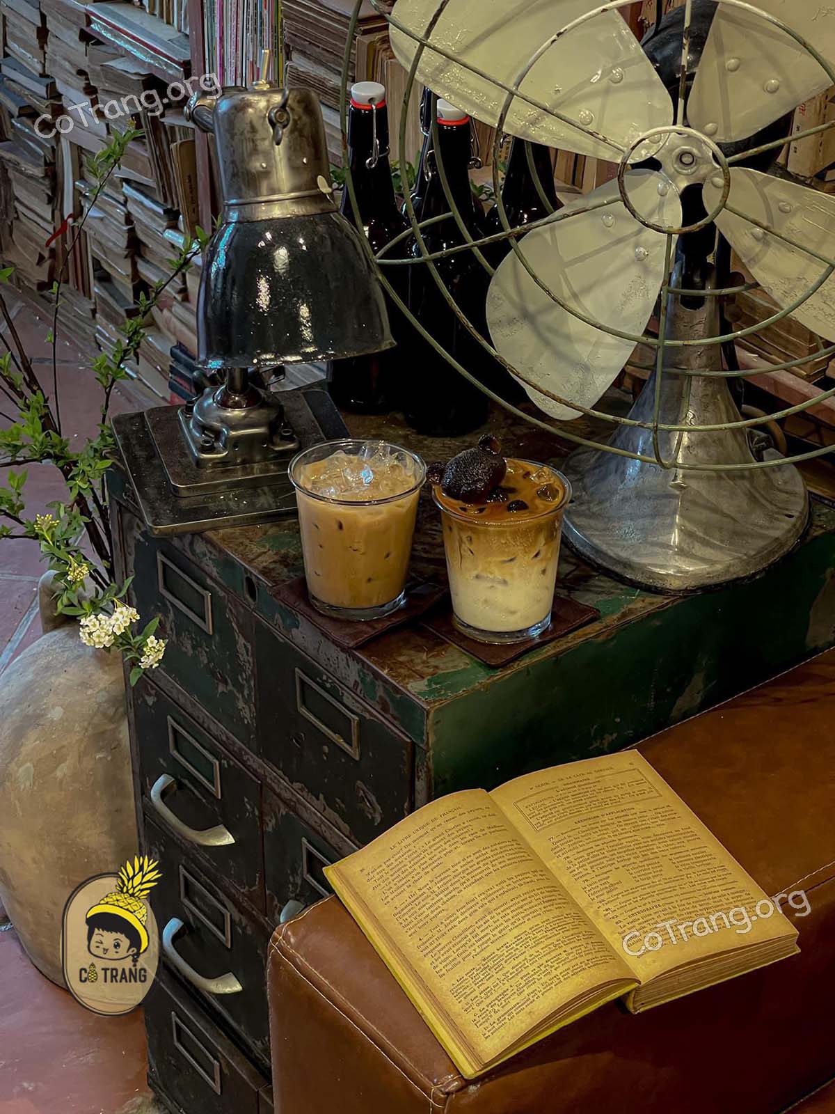 Góc checkin và đồ uống tại Nhâm Cafe Sài Gòn