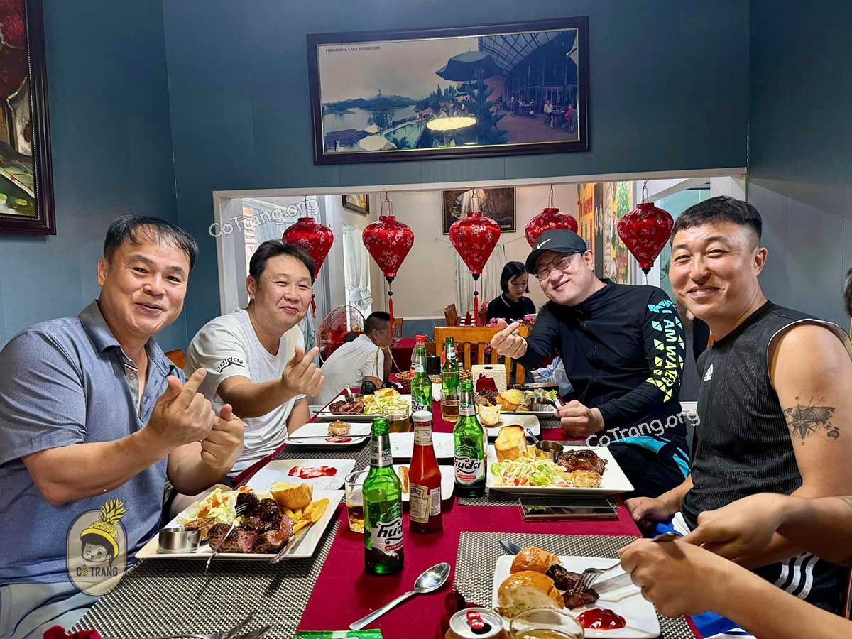 Không gian thực tế tại 7th Heaven Restaurant Đồng Hới Quảng Bình