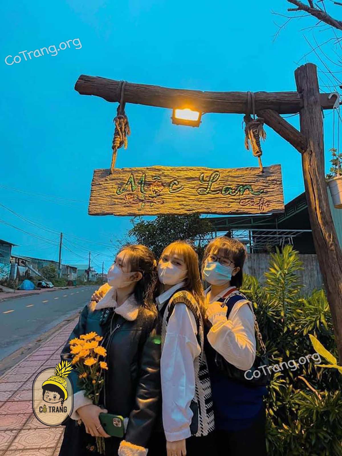 Menu đồ uống và góc sống ảo tại Mộc Lan Cafe Măng Đen