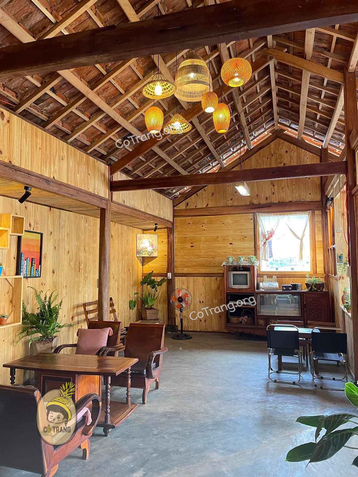 Không gian thực tế tại Tiệm Cafe Đợi Bên Dốc Gia Lai