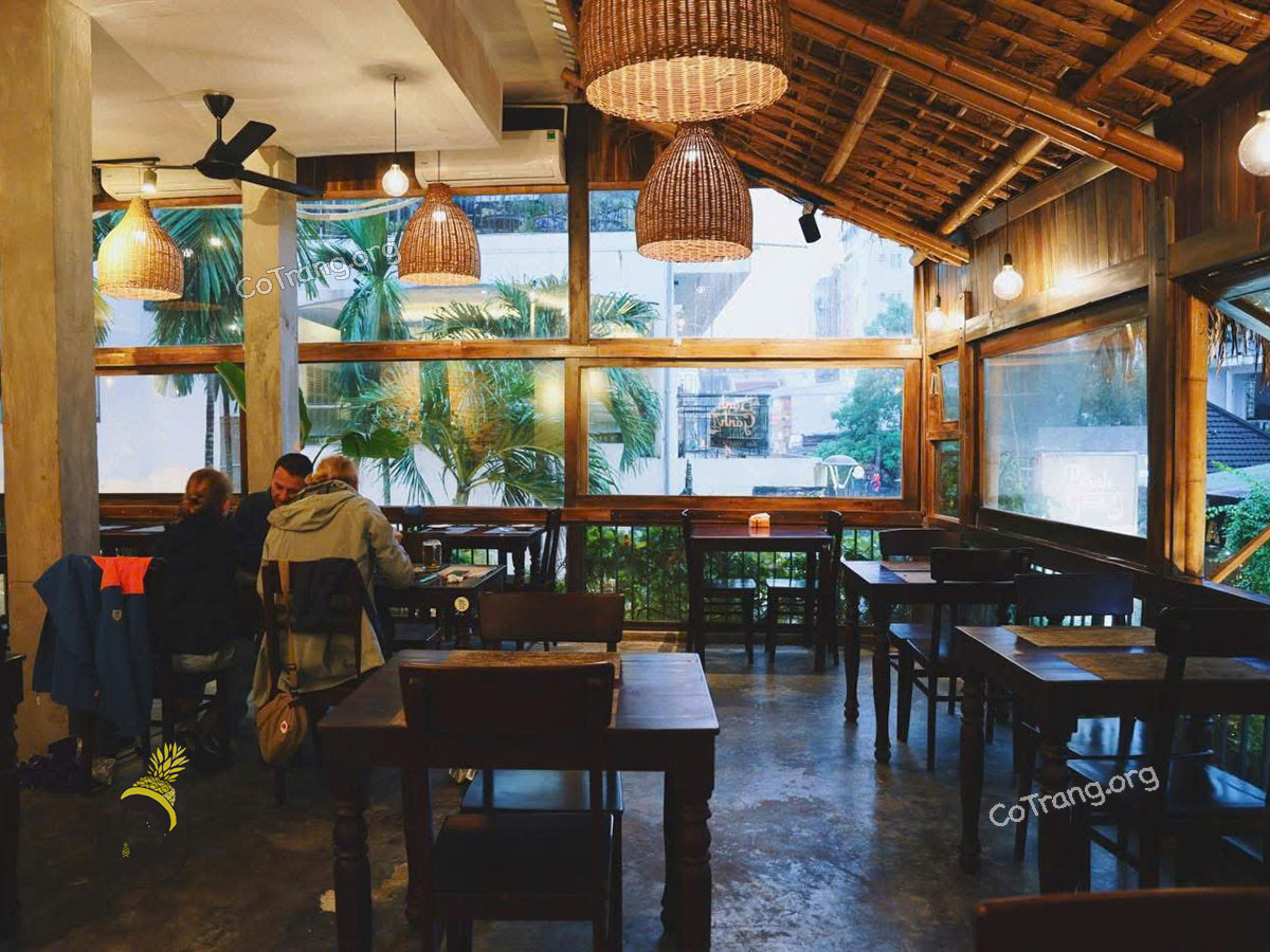 Không gian thực tế tại Nhà Hàng Bánh Gánh Huế