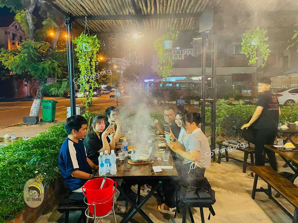 Không gian thực tế tại Tắt Đèn Food and Beer