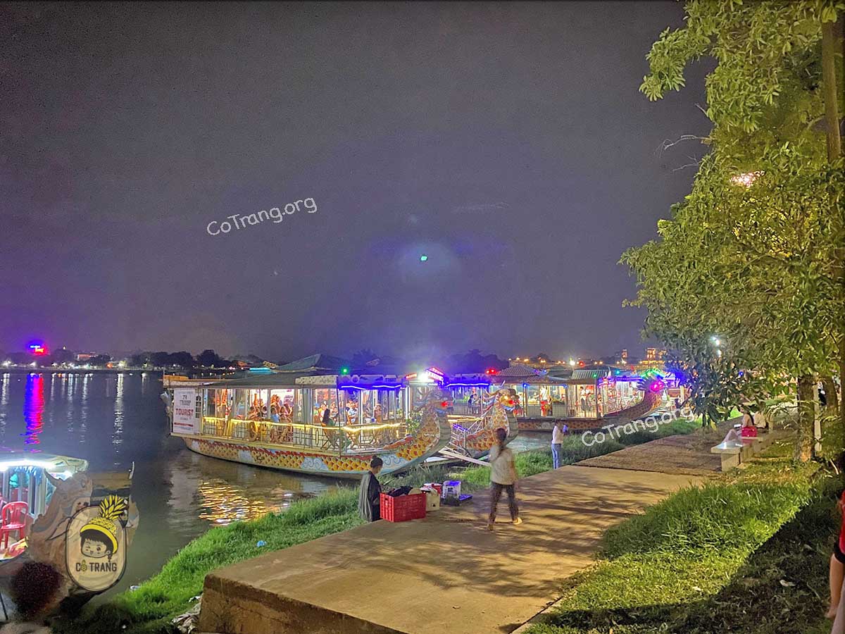 Không gian thực tế tại Nhà Hàng Nổi Sông Hương