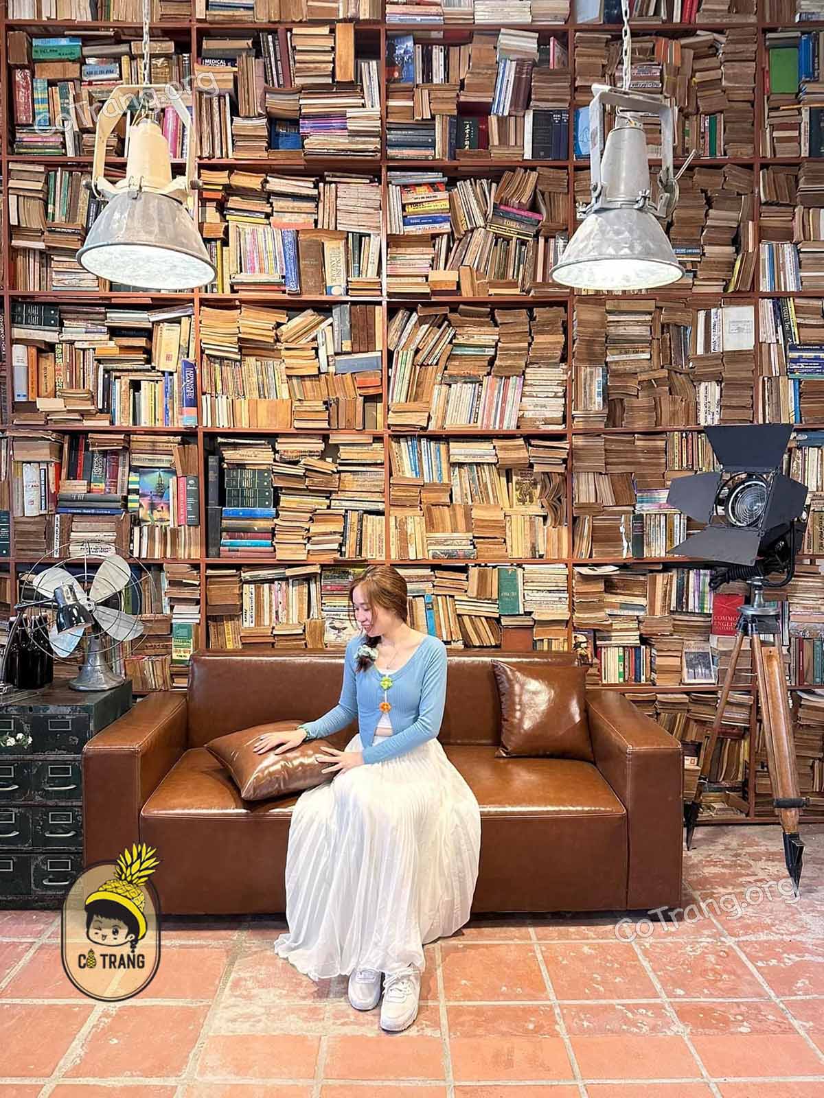 Góc checkin và đồ uống tại Nhâm Cafe Sài Gòn