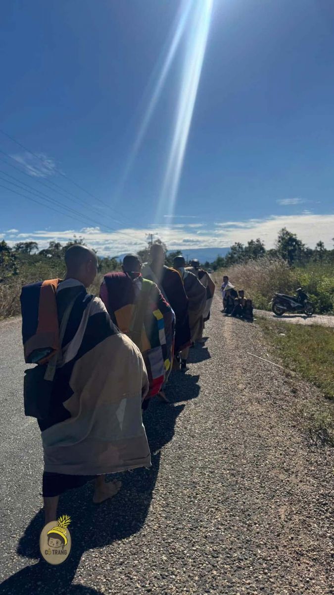 thầy thích minh tuệ tại lào